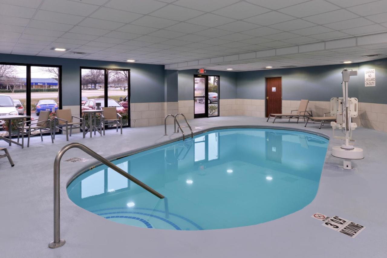 Holiday Inn Express & Suites Raleigh Ne - Medical Ctr Area By Ihg Exterior foto