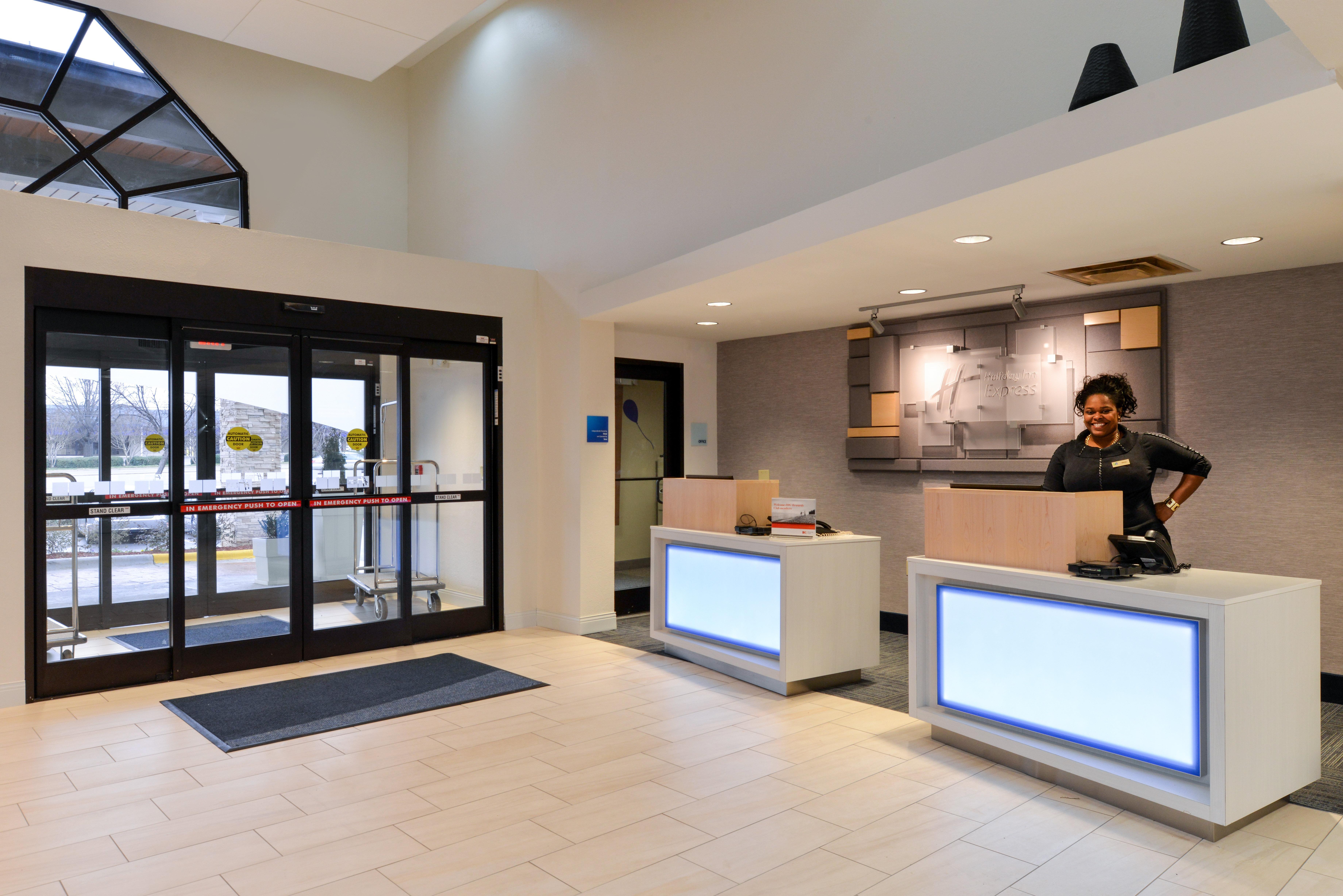 Holiday Inn Express & Suites Raleigh Ne - Medical Ctr Area By Ihg Exterior foto